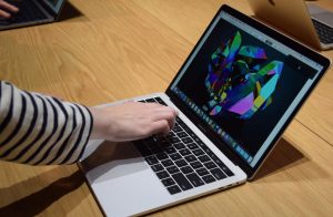 apple-macbook-pro-15-with-touch-bar-hands-on-0004_0