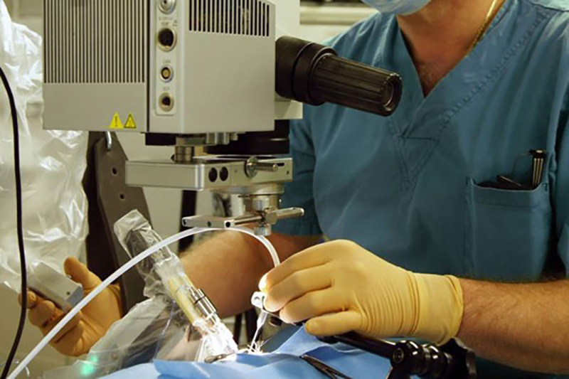 کمک یک ربات به پزشکان برای جراحی چشم
